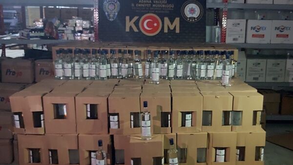 Adana'da 2 bin 140 litre kaçak etil alkol ele geçirildi - Sputnik Türkiye