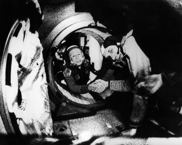 Sovyet kozmonot Leonov ve ABD’li astronot Stafford’ın tokalaşması. Mürettebat liderleri Leonov ve Stafford misyon bittikten sonra da dostluğu sürdürdü. - Sputnik Türkiye