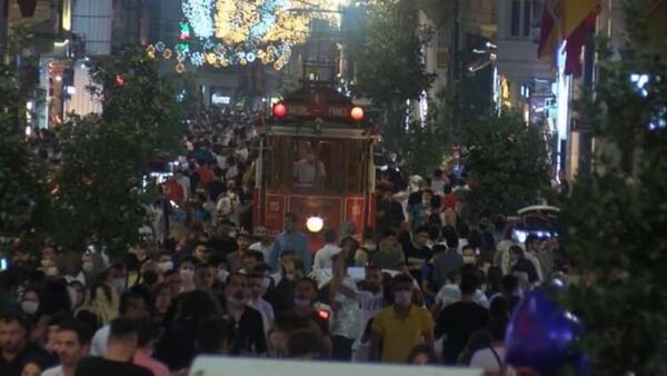 Kurban Bayramı'nı İstanbul'da geçiren vatandaşlar akşam saatlerinde İstiklal Caddesi'ne akın etti. - Sputnik Türkiye