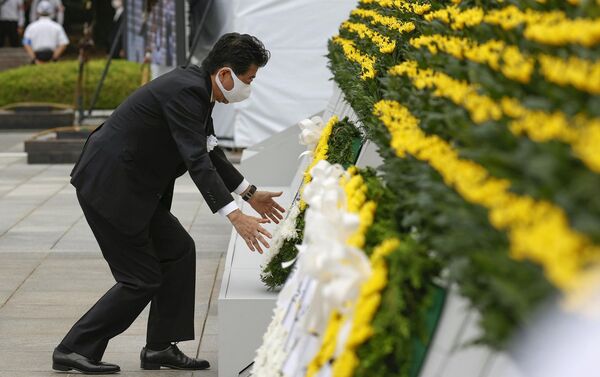 Başbakan Abe Şinzo, Hiroşima kentine 6 Ağustos 1945 sabahı atılan atom bombası sonucu hayatını kaybedenler ve yaralananlar için çelenk bıraktı. - Sputnik Türkiye