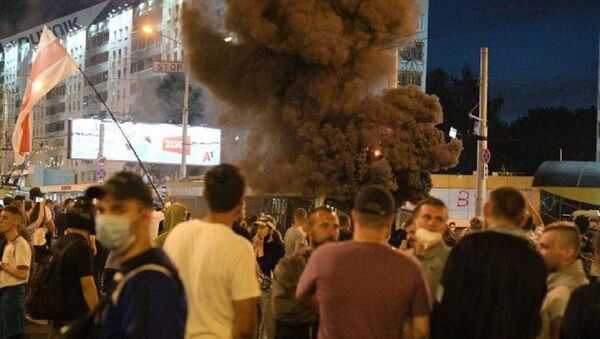 Minsk’te göstericiler troleybüs yaktı  - Sputnik Türkiye