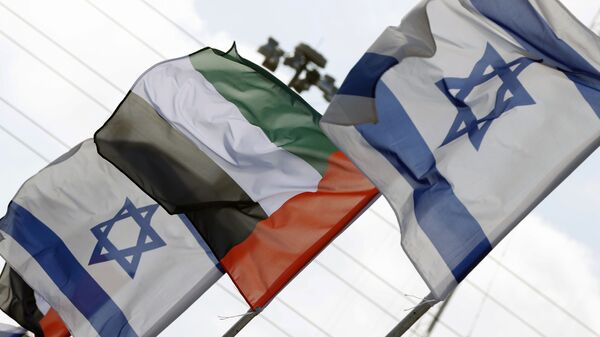 İsrail'in Netanya şehrinde Birleşik Arap Emirlikleri (BAE) ve İsrail bayrakları - Sputnik Türkiye