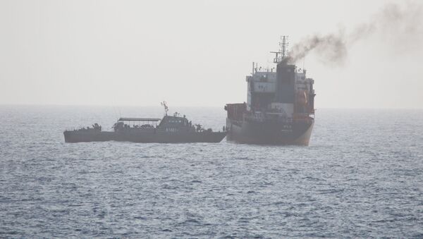 ABD donanmasının 12 Ağustos 2020'de yayımladığı fotoğraf: Hürmüz Boğazı'ndaki İran güçleri, BAE'ye giden sivil tanker WILA'nın yolunu kesip güverteye çıkıyor.  - Sputnik Türkiye