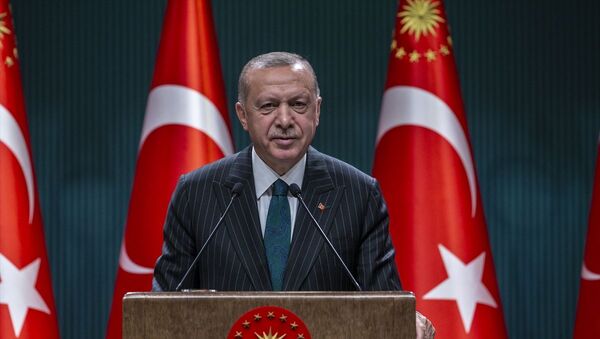 Türkiye Cumhurbaşkanı Recep Tayyip Erdoğan, Cumhurbaşkanlığı Külliyesi'nde düzenlenen kabine toplantısının ardından açıklamalarda bulundu. - Sputnik Türkiye