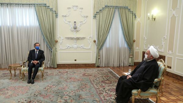 Uluslararası Atom Enerjisi Kurumu (UAEK) Başkanı Rafael Grossi, İran Cumhurbaşkanı Hasan Ruhani tarafından kabul edilirken - Sputnik Türkiye