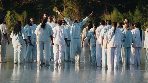 Kanye West, Atlanta'da düzenlediği pazar ayini konserinde 'İsa peygamberin gölün üstünde yürüme mucizesine' atıfla bir numara gerçekleştirdi. - Sputnik Türkiye