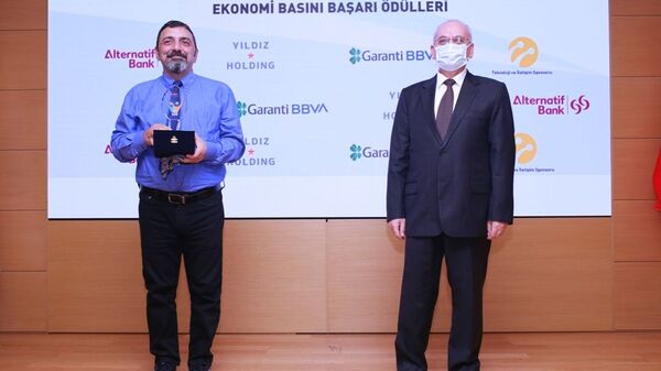 RS FM'de Yeni Şeyler Rehberi programının yapımcısı ve sunucusu Serhat Ayan Ekonomi Gazetecileri Derneği'nden ödül aldı. - Sputnik Türkiye