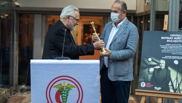 Uluslararası Adana Altın Koza Film Festivali Ödül Töreni'nde onur ödülü verilen Rutkay Aziz, Türk Tabipleri Birliği'ne (TTB) ve tüm sağlık emekçilerine adadığı ödülünü TTB Başkanı Prof. Dr. Sinan Adıyaman'a teslim etti. - Sputnik Türkiye
