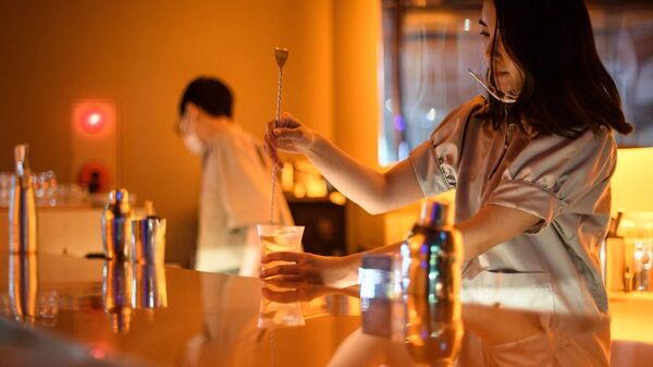 Son derece sofistike tat çeşitlemeleri sunan alkolsüz kokteyllerin servis edildiği barlar Japonya'da giderek yaygınlaşıyor. - Sputnik Türkiye