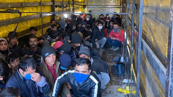 Van'ın Erciş ilçesinde, şüphe üzerine durdurulan TIR'ın dorsesinde yurda kaçak yollarla girdikleri belirlenen 210 kaçak göçmen yakalandı. TIR şoförü gözaltına alındı. - Sputnik Türkiye