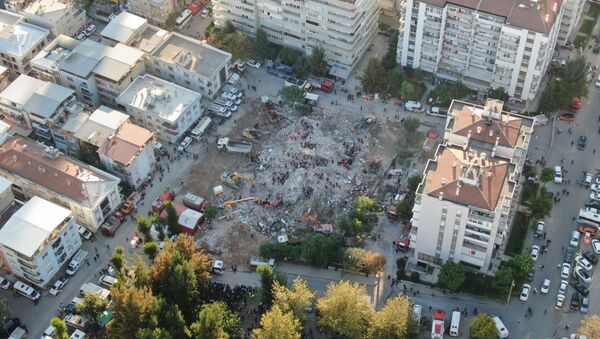 Arama kurtarma çalışmalarının aralıksız devam ettiği İzmir’de şehrin son durumu havadan görüntülendi. - Sputnik Türkiye