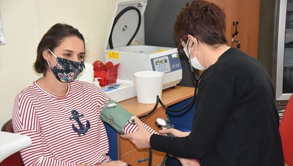 Çin'in geliştirdiği koronavirüs aşısı Adana'da gönüllülere yapıldı - Sputnik Türkiye