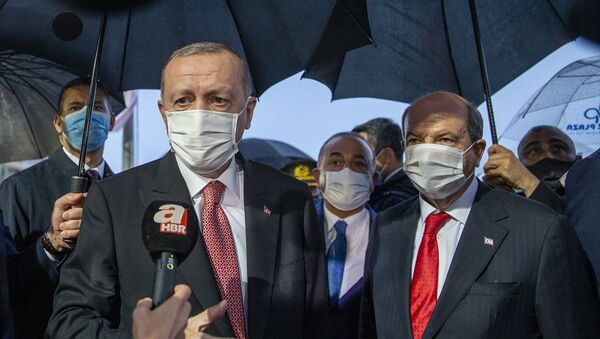 Türkiye Cumhurbaşkanı Recep Tayyip Erdoğan, Kuzey Kıbrıs'ta 46 yıldır kapalı tutulan, alınan kararla kademeli olarak açılmaya başlanan Maraş bölgesini ziyaret etti. - Sputnik Türkiye