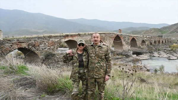 Azerbaycan Cumhurbaşkanı İlham Aliyev, eşi Mihriban Aliyeva ile beraber işgalden kurtarılan Fuzuli ve Cebrail şehirlerini ziyaret etti. - Sputnik Türkiye