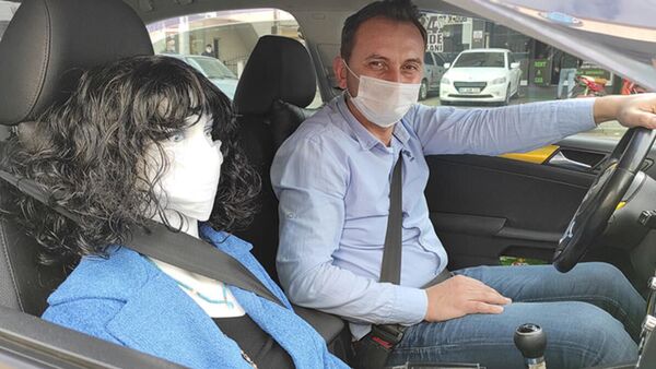 Taksici, ön koltuğa oturulmasını engellemek için cansız manken taşımaya başladı - Sputnik Türkiye