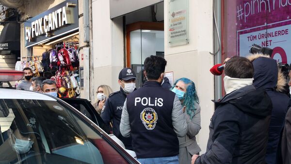 ceza yazılmak istenen renki saçlı kadın - Sputnik Türkiye