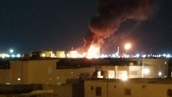 Irak'ta bir petrol rafinerisine düzenlenen roketli saldırı sonucu rafineride yangın çıktı. - Sputnik Türkiye