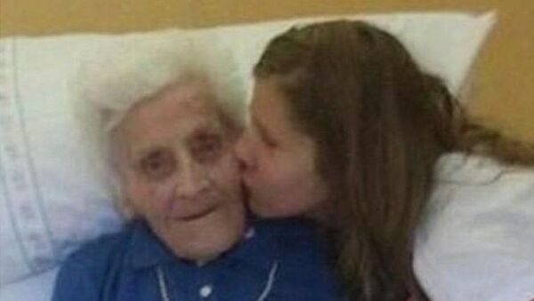 İtalya'da 9 ay içinde 3 kez koronavirüs testi pozitif çıkan 101 yaşındaki bir kadın, son koronavirüs teşhisinin ardından gördüğü tedaviyi tamamlayarak taburcu oldu. - Sputnik Türkiye
