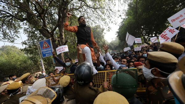 Hindistan'da yeni tarım yasasına karşı çiftçilerin düzenlediği genel greve başkent Yeni Delhi'de protesto düzenleyerek destek veren Aam Aadmi Partisi (AAP) destekçileri - Sputnik Türkiye