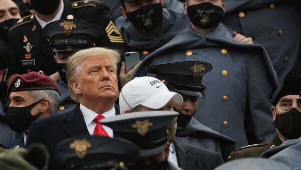 Yazı tura atıldıktan sonra Trump, Michie Stadyumu’nun Ordu tarafında, etrafı maskeli öğrencilerle çevrili stantlara girdi. - Sputnik Türkiye