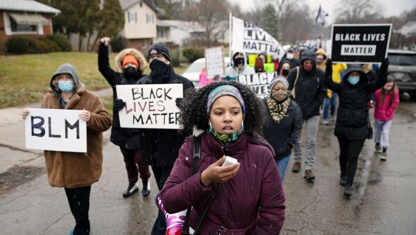 Polisin silahsız siyah yurttaş Andre Maurice Hill'i öldürdüğü mahallede Black Lives Matter (Siyah Yaşamlar Önemlidir) protestosu, Columbus, Ohio, ABD - Sputnik Türkiye