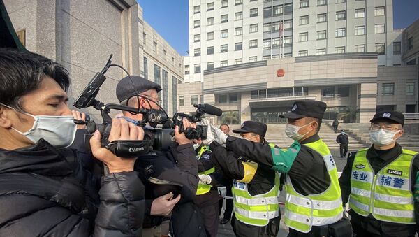 Vuhan kentinde ortaya çıkan yeni tip koronavirüs (Kovid-19) salgınıyla ilgili haberler yapan Çinli gazeteci Cang Can'ın yargılandığı mahkeme - Sputnik Türkiye