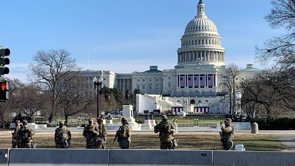 ABD’nin başkenti Washington DC’de seçilmiş Başkanı Joe Biden’ın 20 Ocak’taki yemin törenine sayılı günler kala güvenlik önlemlerine yönelik çalışmalara hız verilirken, Ulusal Muhafızlar, Kongre Binası çevresinde nöbetlerine devam ediyor. - Sputnik Türkiye