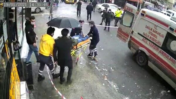 Şişli'de bir kişinin başına buz sarkıtı düştü - Sputnik Türkiye