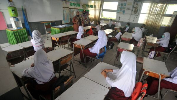 Endonezya'nın Batı Sumatra eyaletindeki Padang şehrinde bir okulda ders görülürken tesettürlü öğretmen ve öğrenciler - Sputnik Türkiye