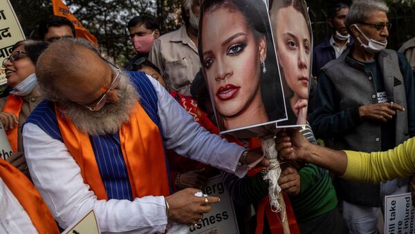 Hindistan'ın başkenti Yeni Delhi'de toplanan Birleşik Hindu Cephesi aktivistleri, protestocu çiftçilere destek açıklayan pop ve R&B kraliçesi Rihanna, İsveçli iklim aktivisti Greta Thunberg gibi ünlülerin posterlerini yaktı.  - Sputnik Türkiye