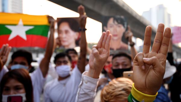Tayland'daki Myanmar büyükelçiliği önünde askeri darbe karşıtı protesto - Sputnik Türkiye