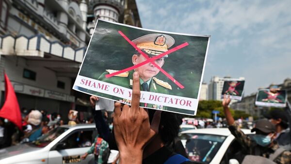 Askeri darbeye karşı düzenlenen protestolarda Genelkurmay Başkanı Min Aung Hlaing'in resmine çarpı atılıp 'Utan diktatör' yazıldı. (Yangon, Myanmar) - Sputnik Türkiye