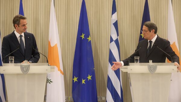 Yunanistan Başbakanı Kiryakos Miçotakis, Güney Kıbrıs'a yaptığı ziyarette Cumhurbaşkanı Nikos Anastasiadis ile - Sputnik Türkiye