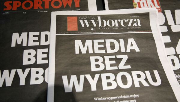 Polonya'da PiS hükümetinin bağımsız medyayı susturma çabası olarak yorumlanan reklam gelirlerinden vergi alınması tasarısına karşı gazeteler siyah baş sayfayla çıktı, özel radyo-TV kanalları 24 saat yayını kesti.  - Sputnik Türkiye