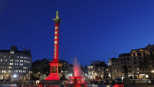 İngiltere'de sanatın ve kültürün simgesi Trafalgar Meydanı, Çin Yeni Yılı'nı diğer ismiyle bu yıl 12 Şubat'a denk gelen Bahar Festivali'ni kutlamak için ışıklarını kırmızıya çevirdi. - Sputnik Türkiye