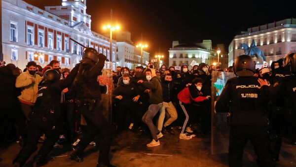 İspanya'da tutuklanan rap sanatçısı Hasel'e destek için düzenlenen gösterilere polis müdahale etti - Sputnik Türkiye