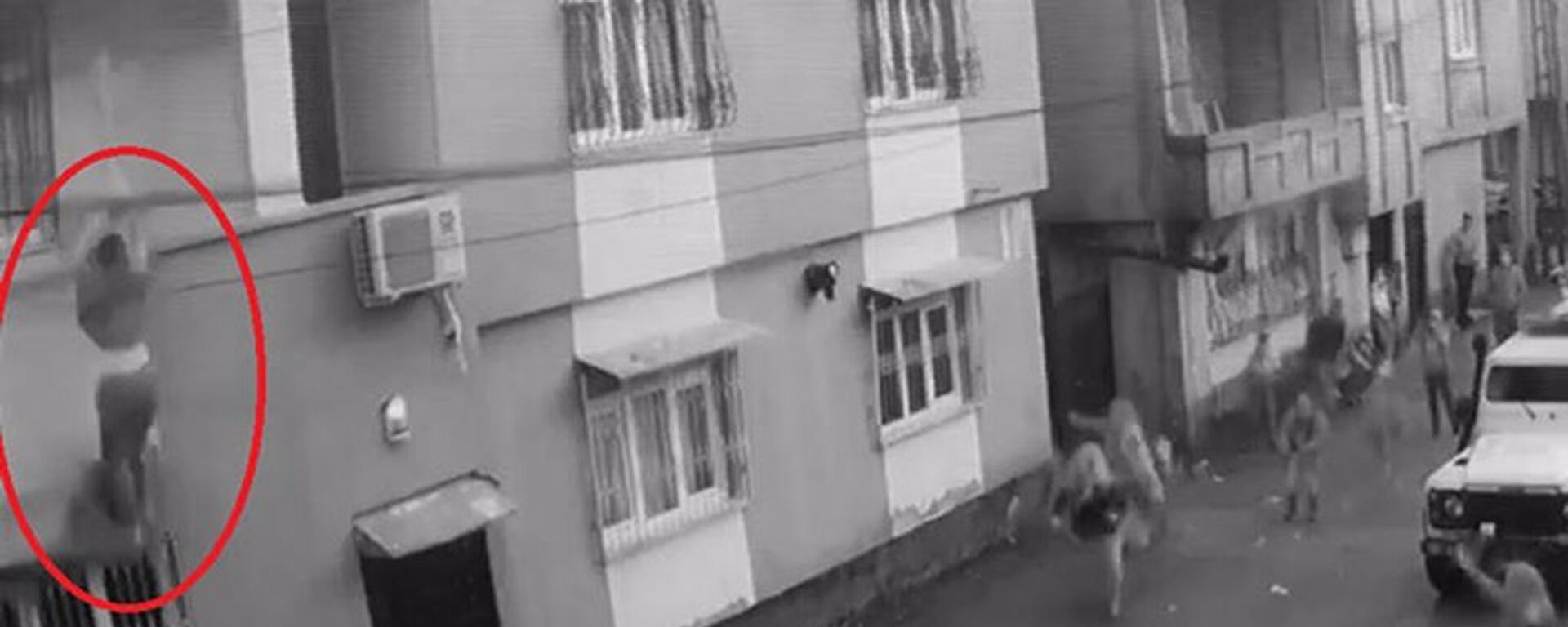Odaya kilitlenip darbedildiği öne sürülen kadın balkondan aşağı düştü - Sputnik Türkiye, 1920, 19.02.2021