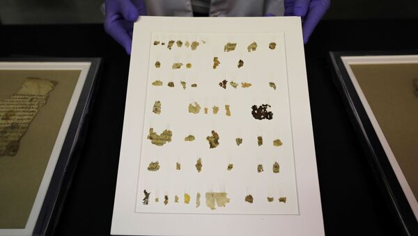 Kudüs'teki İsrail Eski Eserler Kurumu'nun laboratuvarlarında yeni bulunan Ölü Deniz Yazmaları parçaları üzerinde çalışmalar yürütüldü. - Sputnik Türkiye