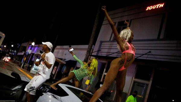 Bahar tatiline gelen gençlerin sokaklarında ve plajlarında çılgın partiler düzenlediği Miami Beach, OHAL ilan edip gece sokağa çıkma yasağı koydu. - Sputnik Türkiye