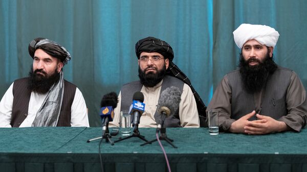 Taliban müzakere heyeti üyeleri Hayrullah Hayırhua (sol), Süheyl Şahin (orta) ve Taliban'ın Katar'ın başkenti Doha'daki Siyasi Ofisi'nin Sözcüsü Muhammed Naim (sağ) - Sputnik Türkiye