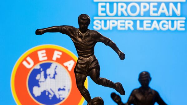 UEFA ve Avrupa Süper Ligi logoları önünde futbolcu bibloları - Sputnik Türkiye