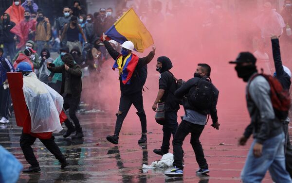 Kolombiya'da 7 günden bu yana devam eden vergi reformu karşıtı kitlesel gösterilerde hayatını kaybedenlerin sayısı, 5 artarak 24'e yükseldi, yaralı sayısı ise 900'ü geçti. - Sputnik Türkiye
