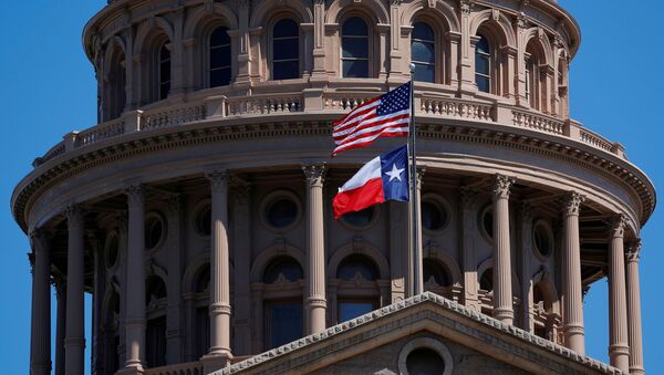 Teksas'ın başkenti Austin'deki Eyalet Kongresi binası önünde dalgalanan ABD ve Teksas bayrakları - Sputnik Türkiye