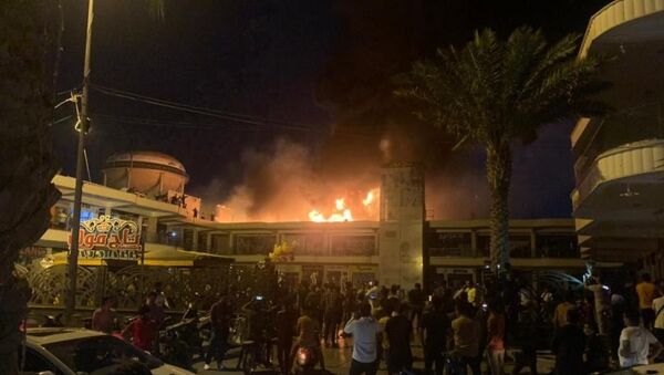 Irak'ın Nasıriye kentinde bulunan bir AVM’de elektrik jeneratörünün patlaması sonucu yangın çıktı. - Sputnik Türkiye