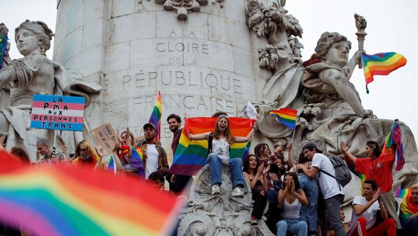 Fransız başkenti Paris'teki Cumhuriyet Meydanı'nda LGBT Onur Yürüyüşü'nden bir sahne (26 Haziran 2021) - Sputnik Türkiye