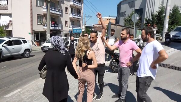 Bursa'da kadına yönelik bıçaklı saldırıyı gazeteciler engelledi - Sputnik Türkiye