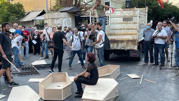 Beyrut Limanı patlamasında yakınlarını kaybeden ailelerden 'tabutlu' protesto - Sputnik Türkiye
