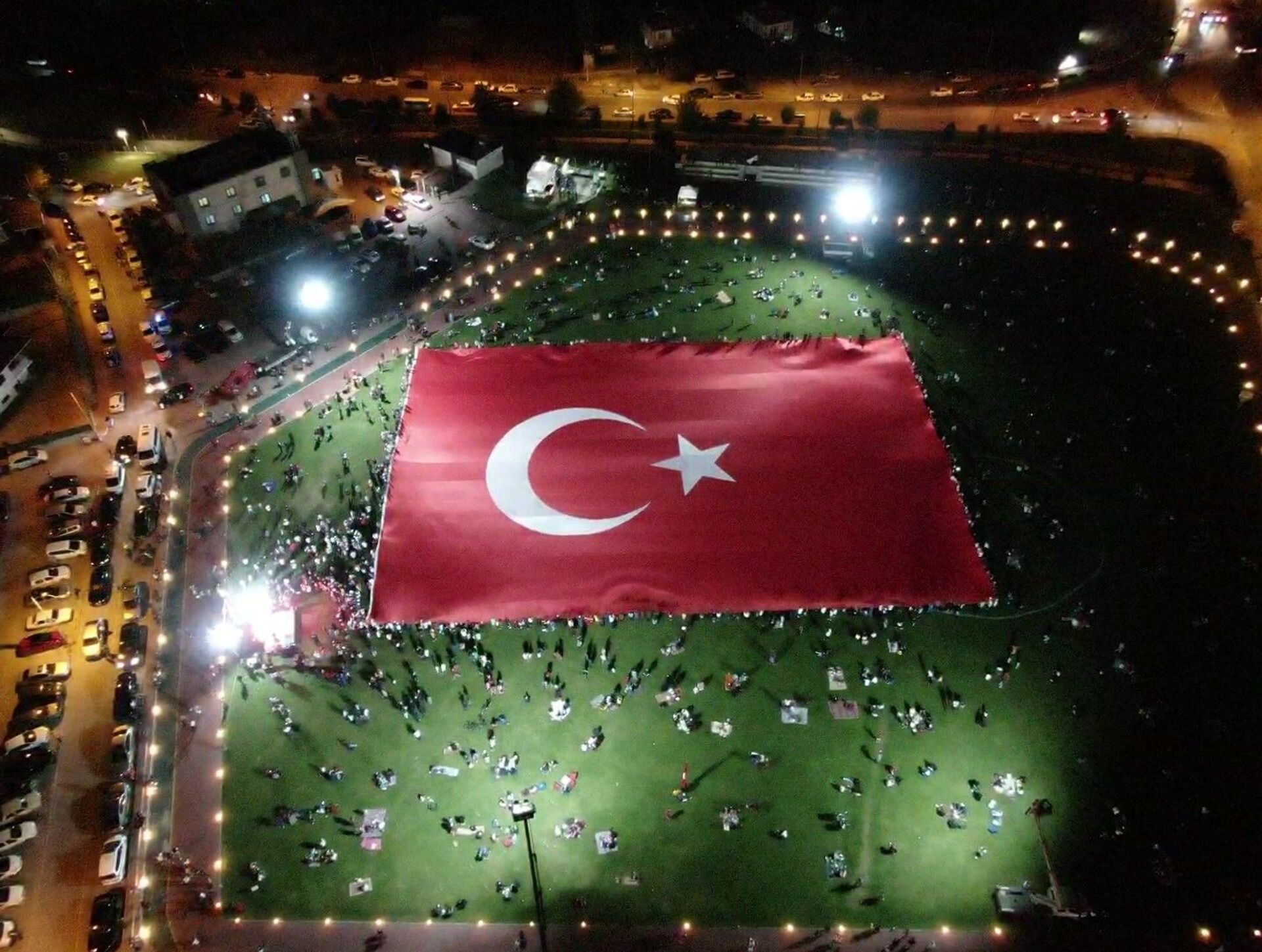 15 Temmuz Demokrasi ve Milli Birlik Günü etkinlikleri kapsamında Erciyes Anadolu Holding tarafından yaptırılan dünyanın en büyük Türk bayrağı Kayseri'de açıldı. - Sputnik Türkiye, 1920, 10.08.2021