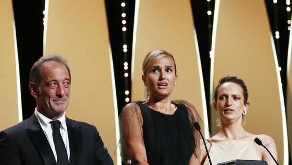 Bu yıl 74.sü düzenlenen Cannes Film Festivali’nde Altın Palmiye ödülünü Titane adlı filmi kazandı. - Sputnik Türkiye