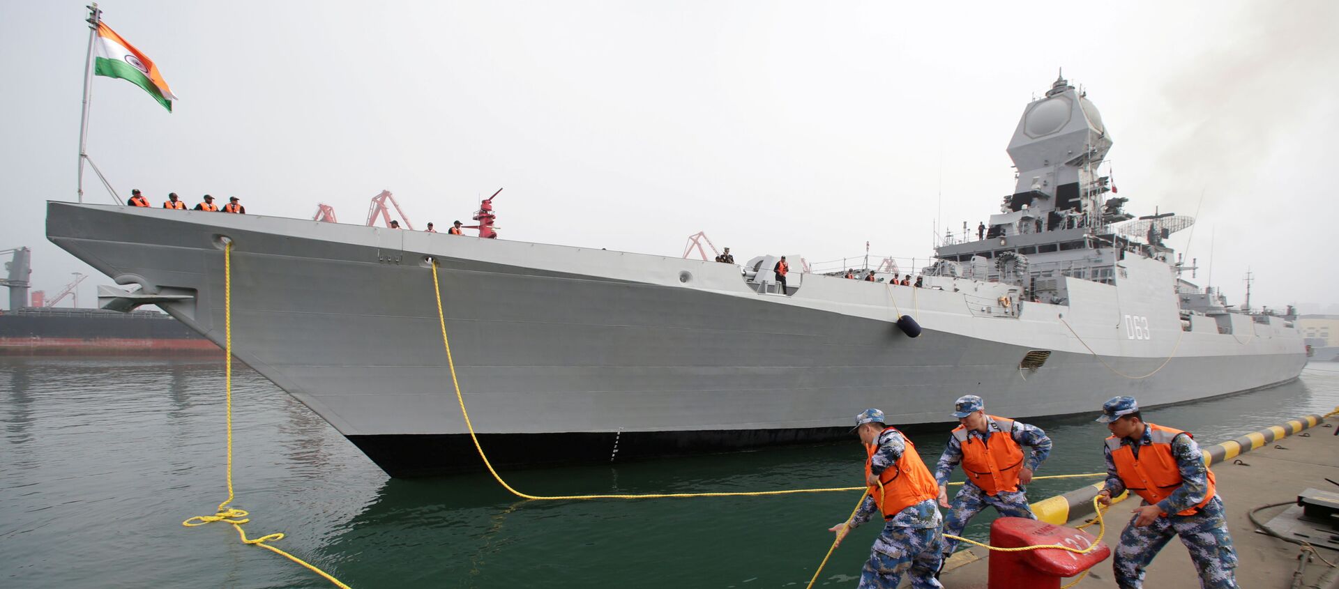 2019'da Çin Halk Kurtuluş Ordusu Donanması'nın kuruluşunun 70. yıldönümü törenlerine katılmak için Qingdao limanına demirleyen Hindistan savaş gemisi INS Kolkata  - Sputnik Türkiye, 1920, 04.08.2021